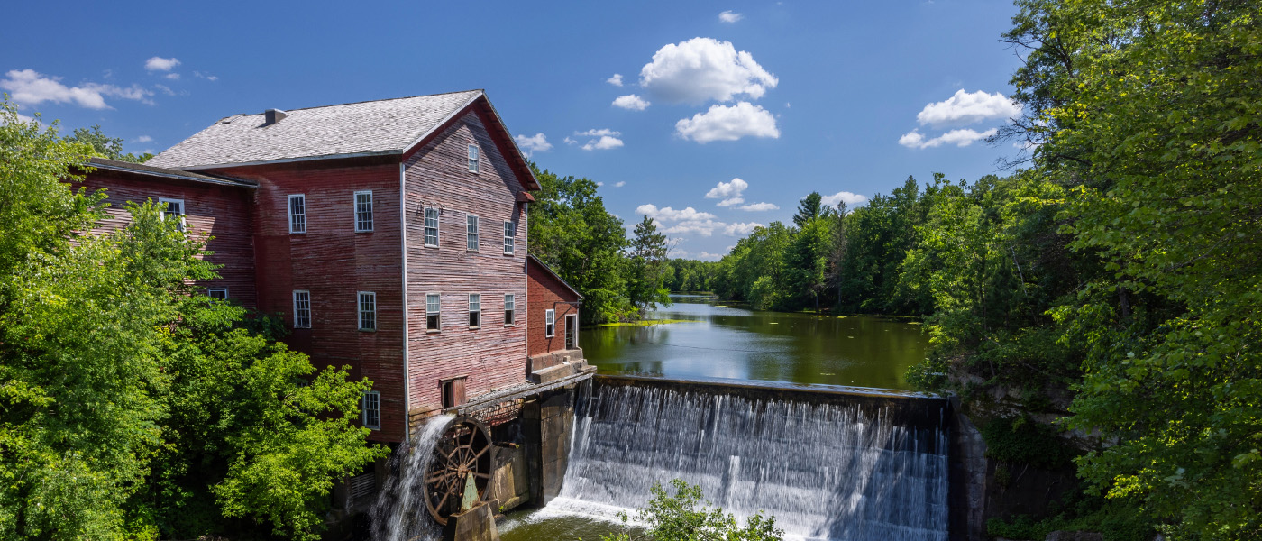 Alte Mühle an einem Fluss – Symbol für die Mühlentradition in der Lebensmittelverarbeitung